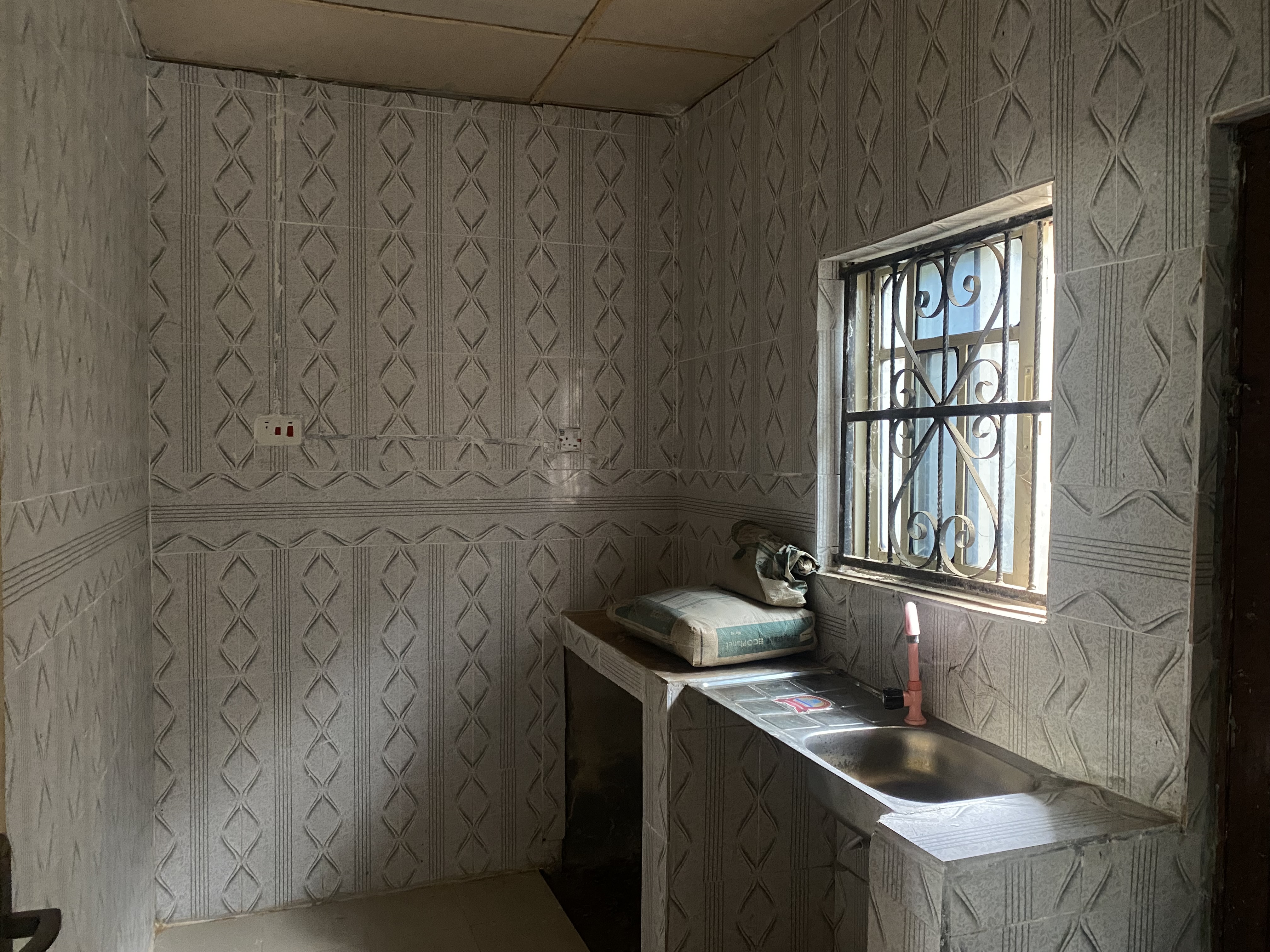 Single Room with Personal Toilet and Bathroom in Araromi image 3